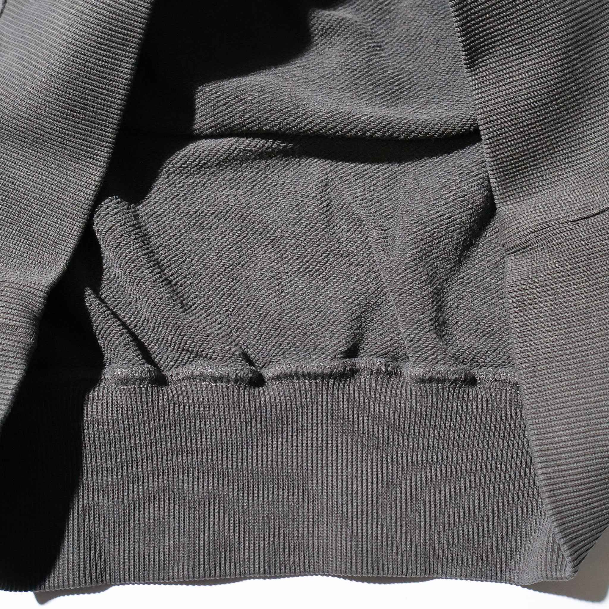 PEANUTS / PIGMENT CREW NECK SWEAT BLACK