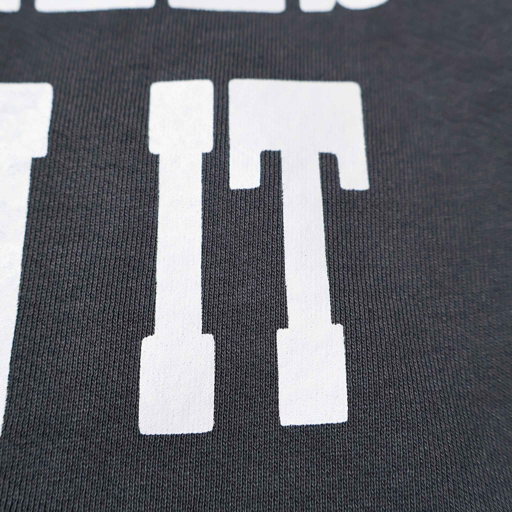 PEANUTS / PIGMENT CREW NECK SWEAT BLACK