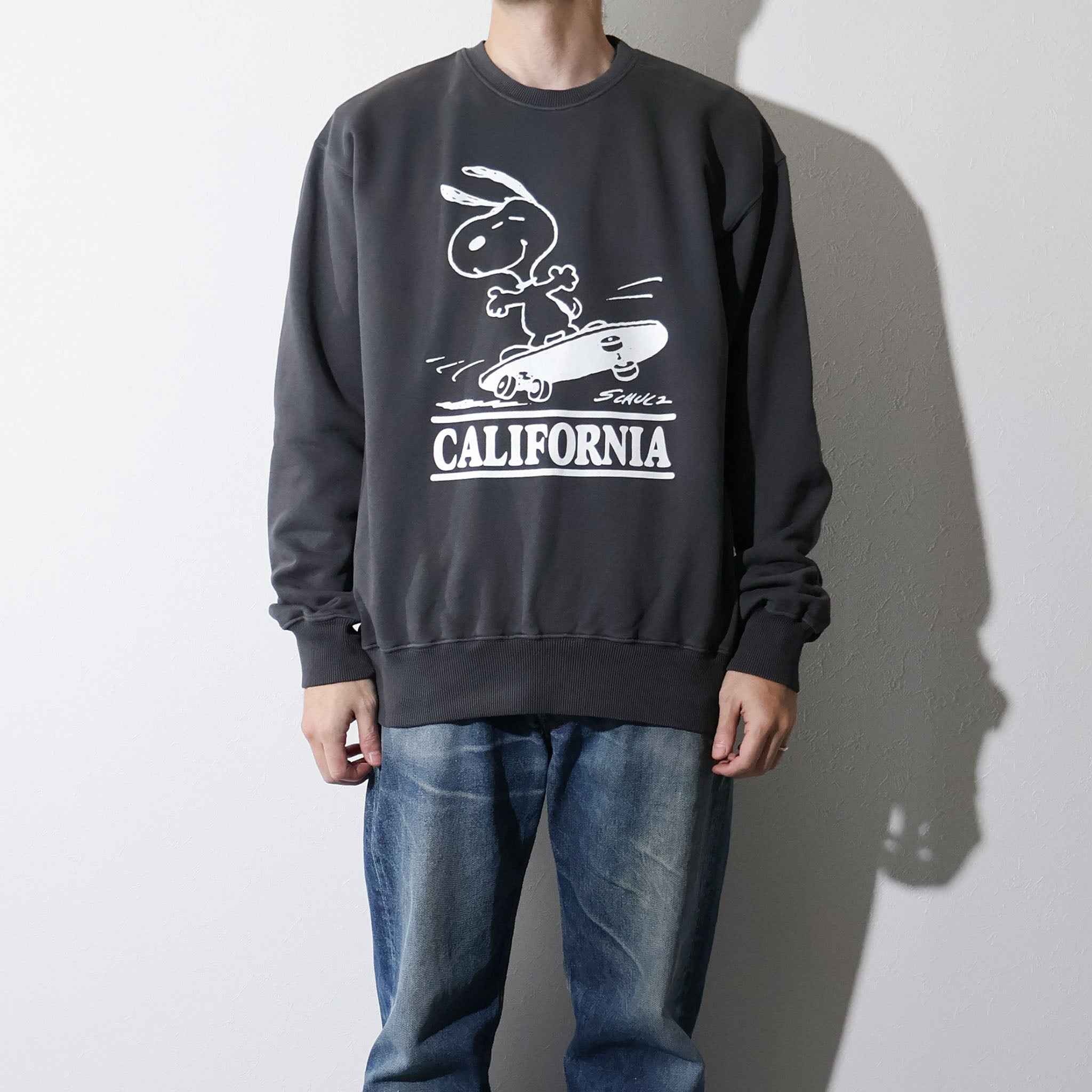 PEANUTS / PIGMENT CREW NECK SWEAT BLACK