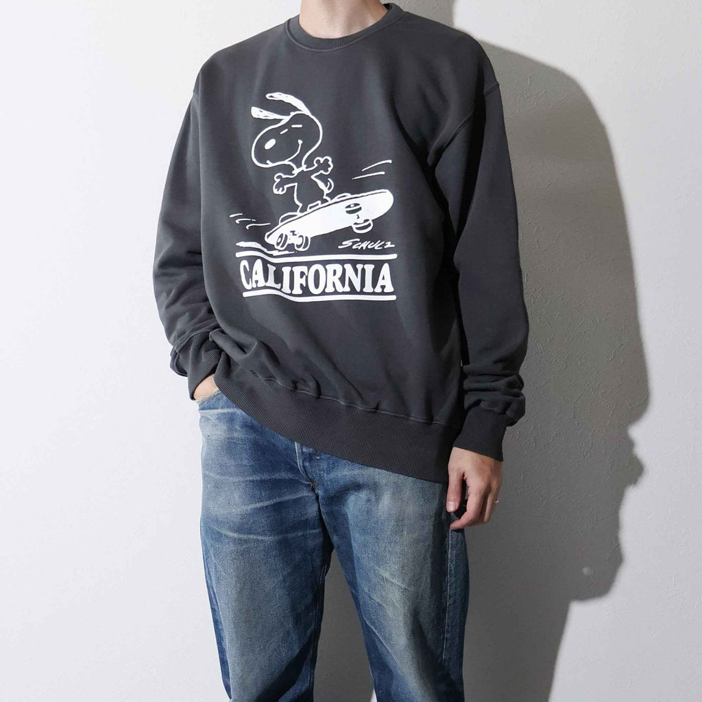 PEANUTS / PIGMENT CREW NECK SWEAT BLACK