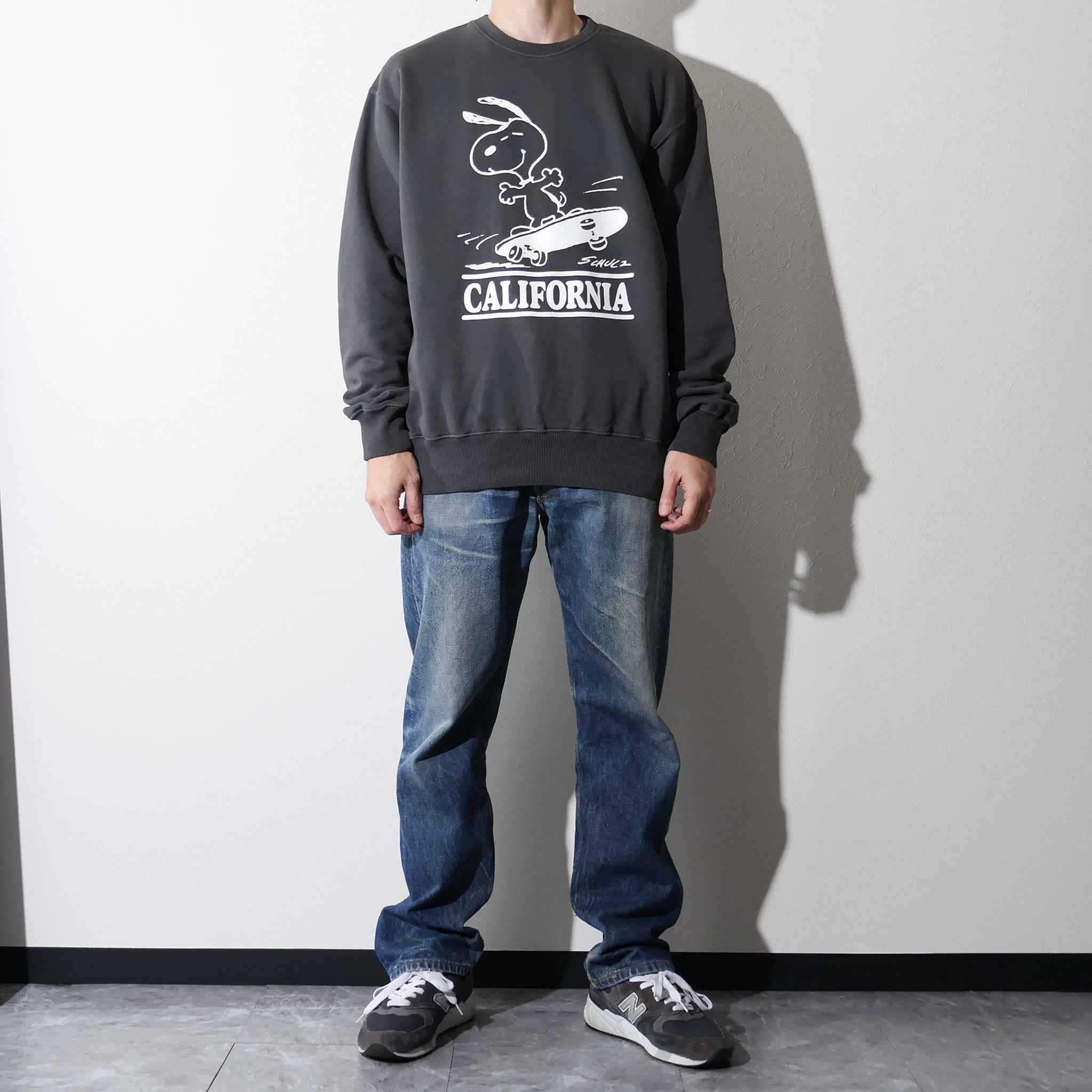 PEANUTS / PIGMENT CREW NECK SWEAT BLACK
