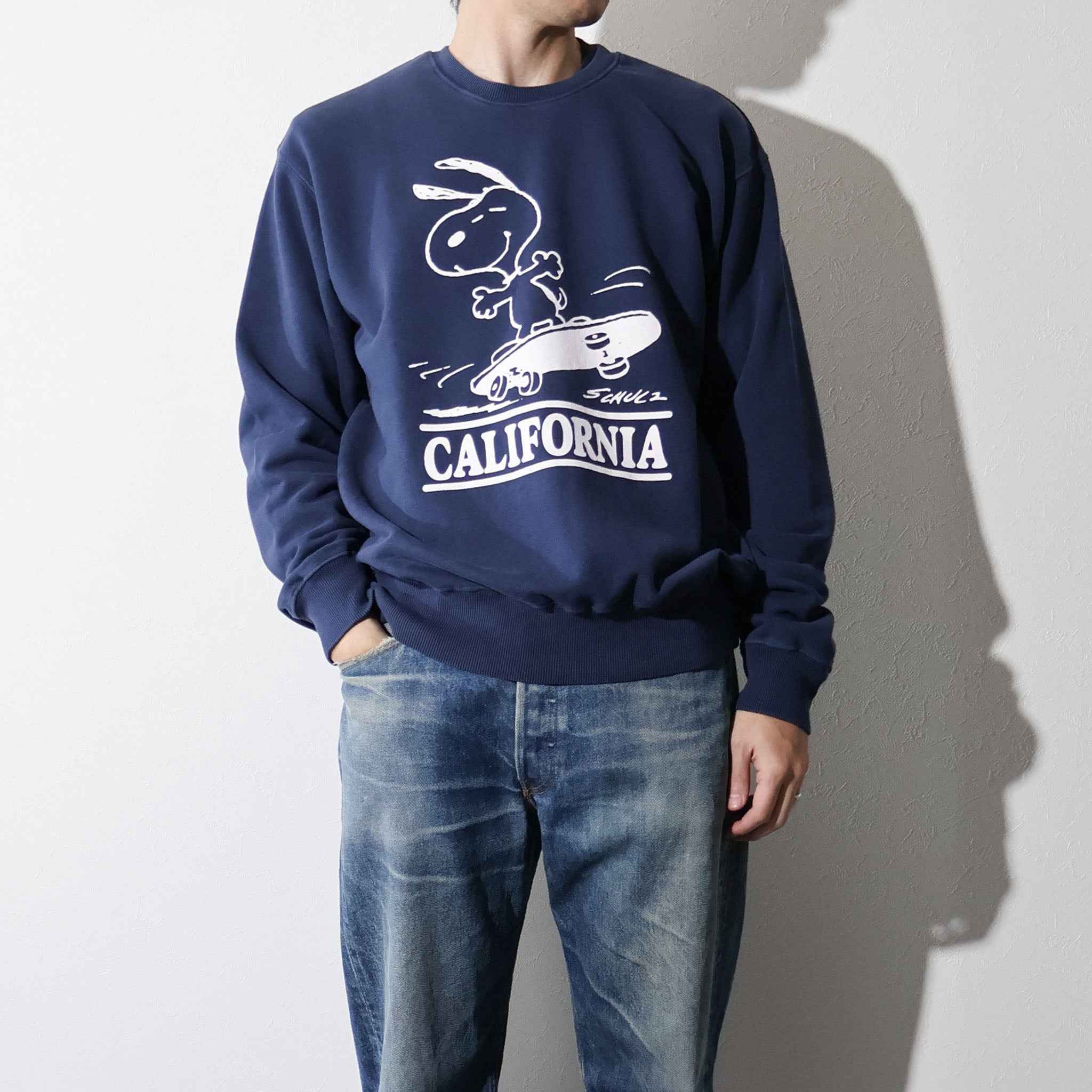 PEANUTS / PIGMENT CREW NECK SWEAT NAVY