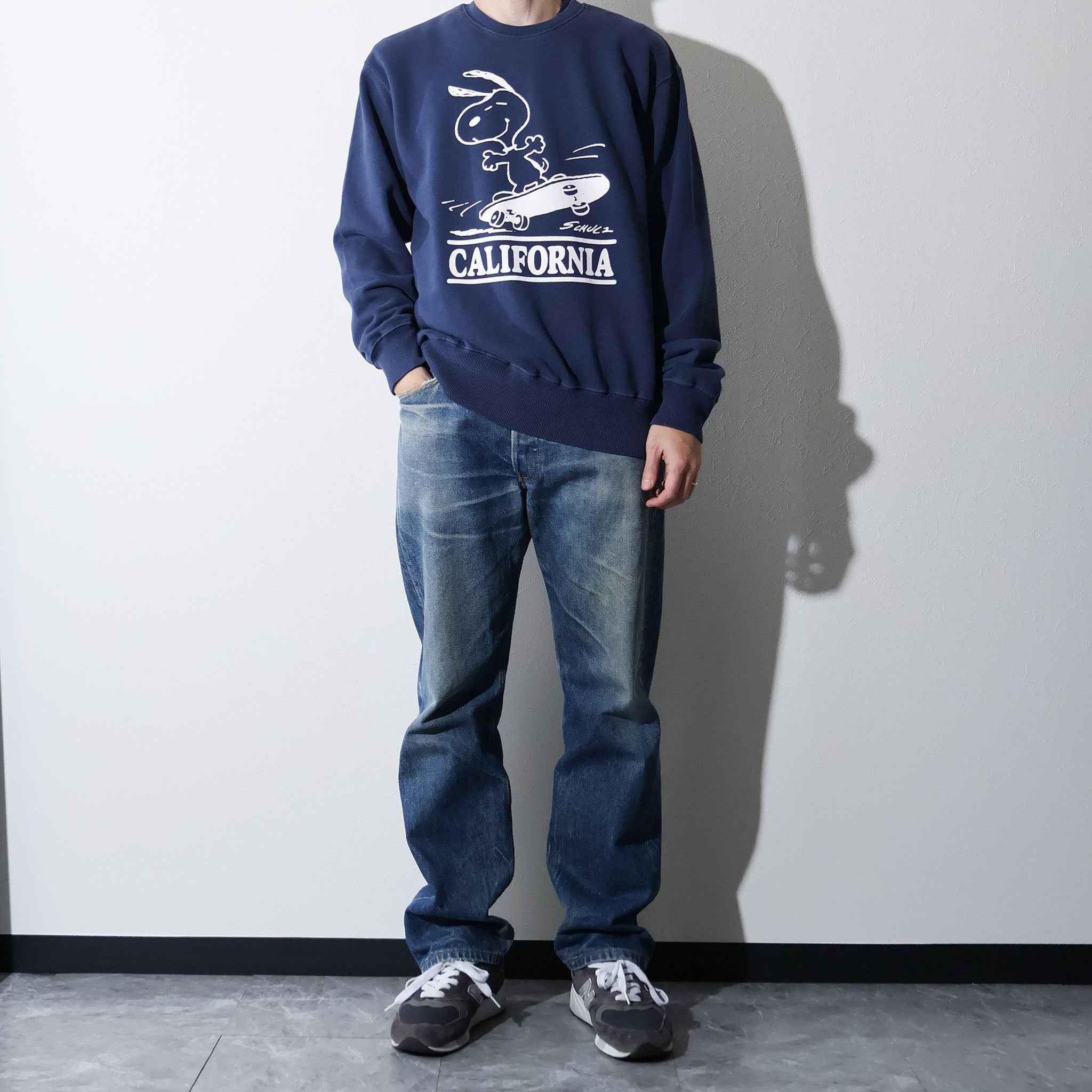 PEANUTS / PIGMENT CREW NECK SWEAT NAVY