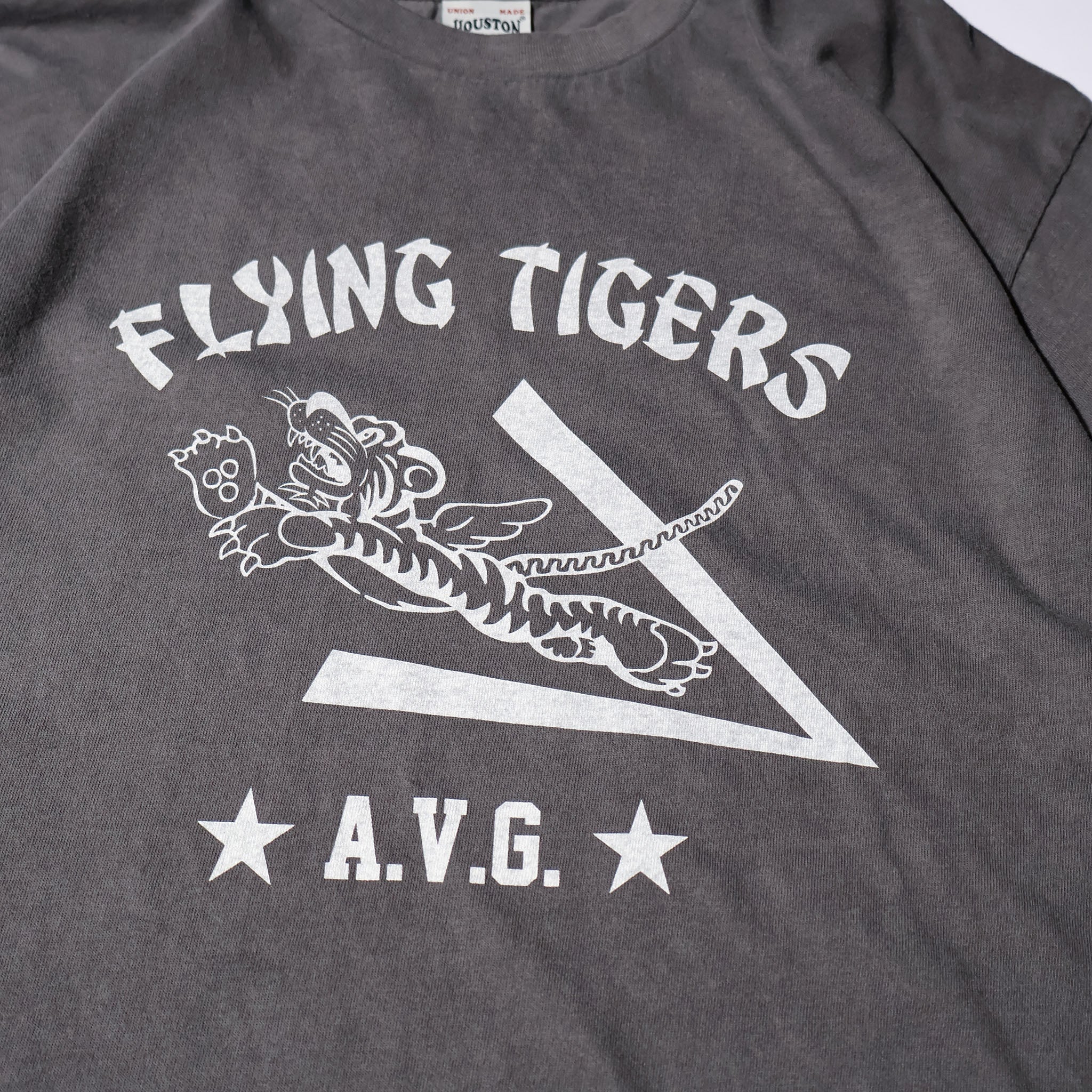 HOUSTON / 22440 PIGMENT PRINT TEE (FLYING TIGER) - TRUTH