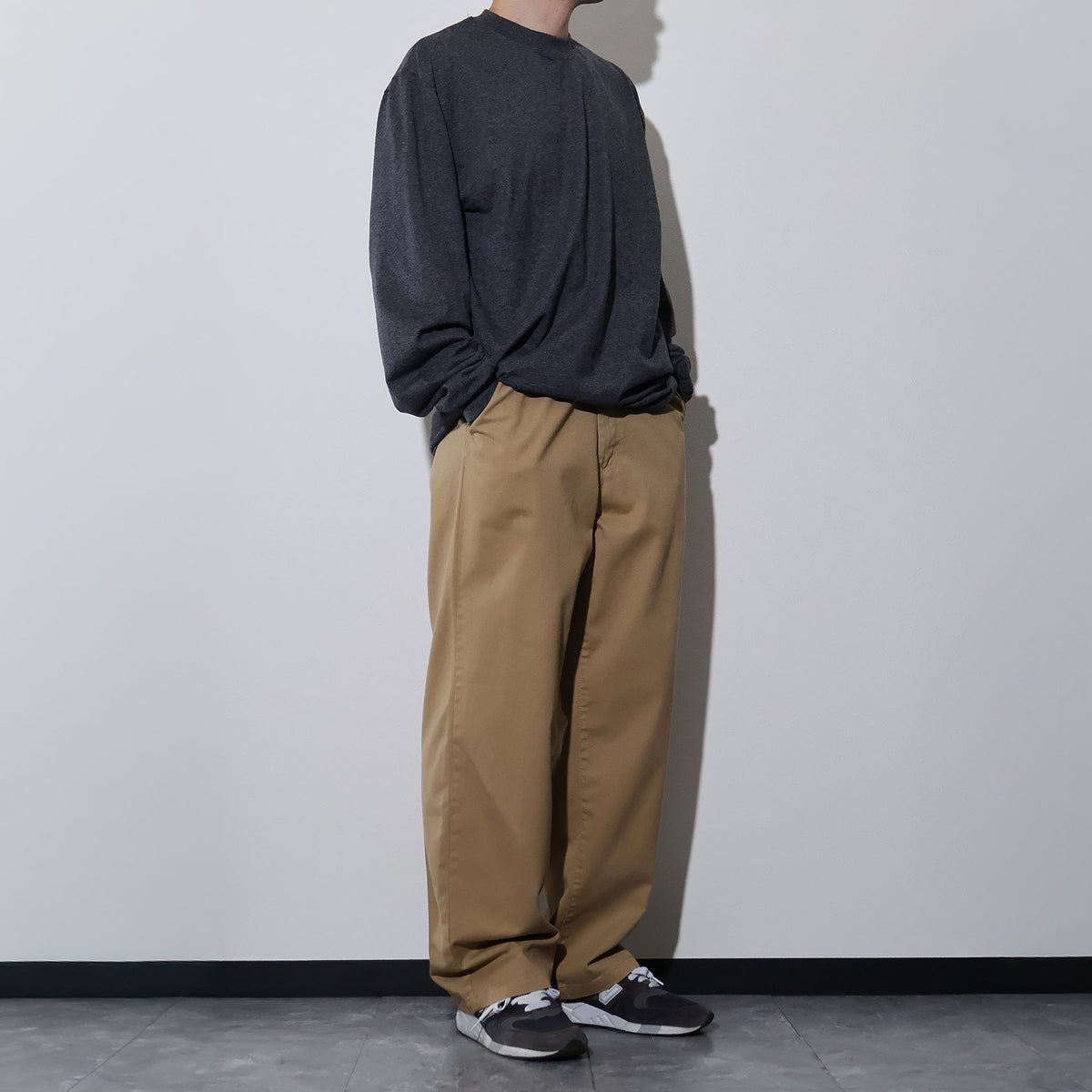 NEO BLUE / BAGGY CHINO PANTS KHAKI